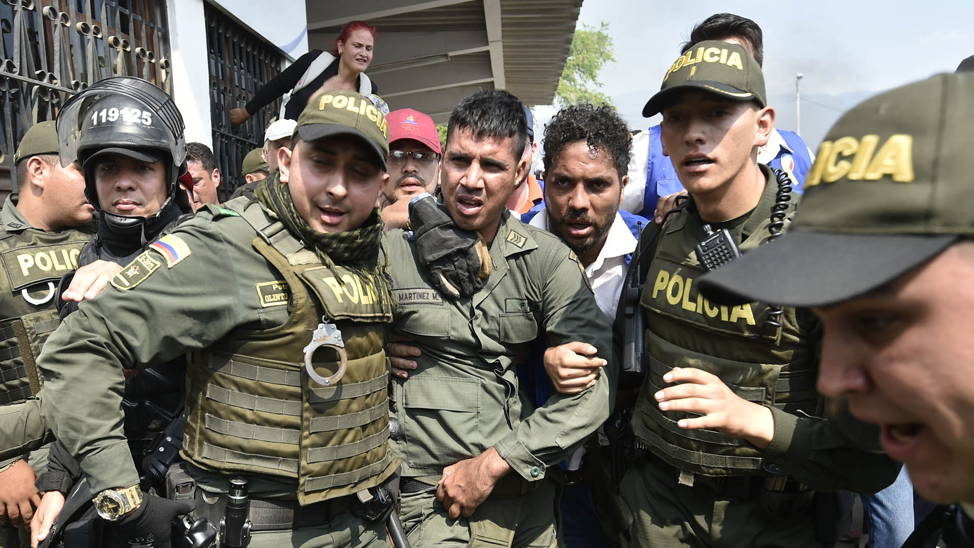Desertan 120 militares de Venezuela y piden asilo en Colombia