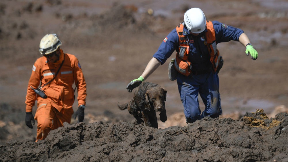 Aumenta a 157 cifra de muertos tras rompimiento de dique en Brasil