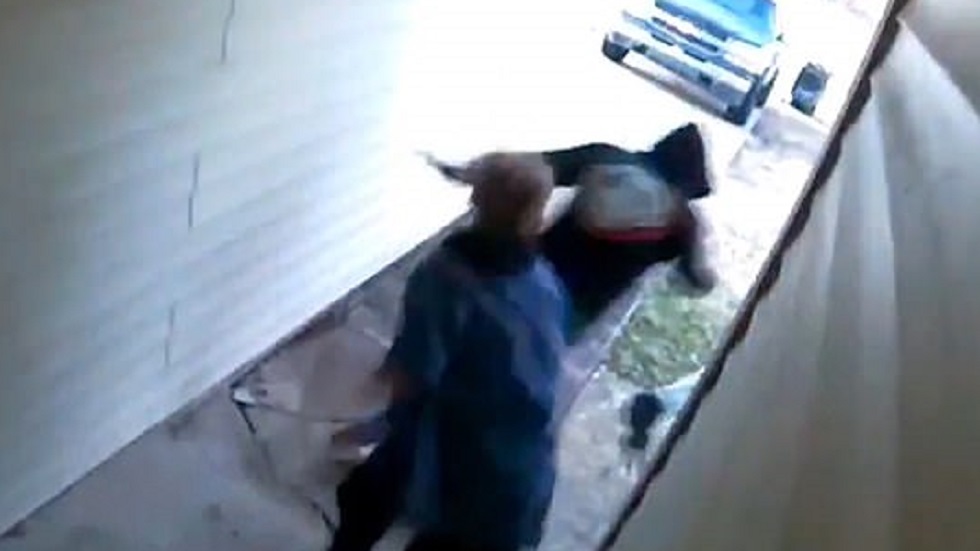 #Video Recibe a balazos a jóvenes que intentaron robar su casa - momento-en-que-huyen-los-delincuentes