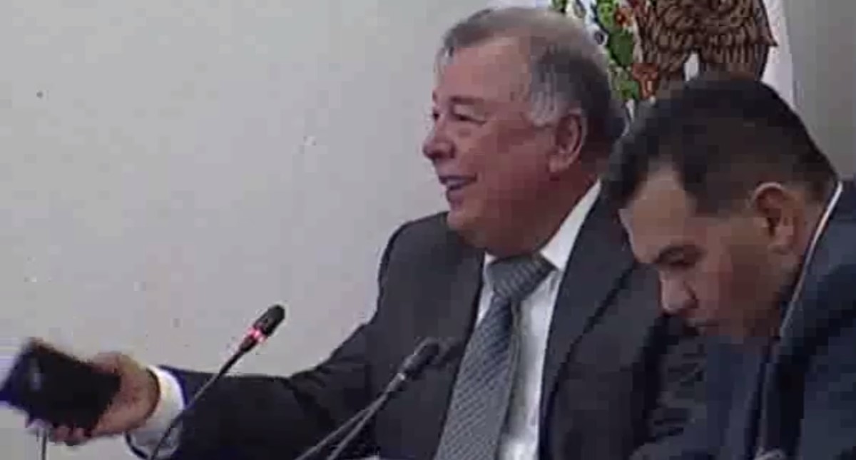 #Video PAN exhibe falta de conocimientos de candidato a la CRE - momento-en-que-jorge-amaya-mendivil-refiere-que-cel-es-un-celular