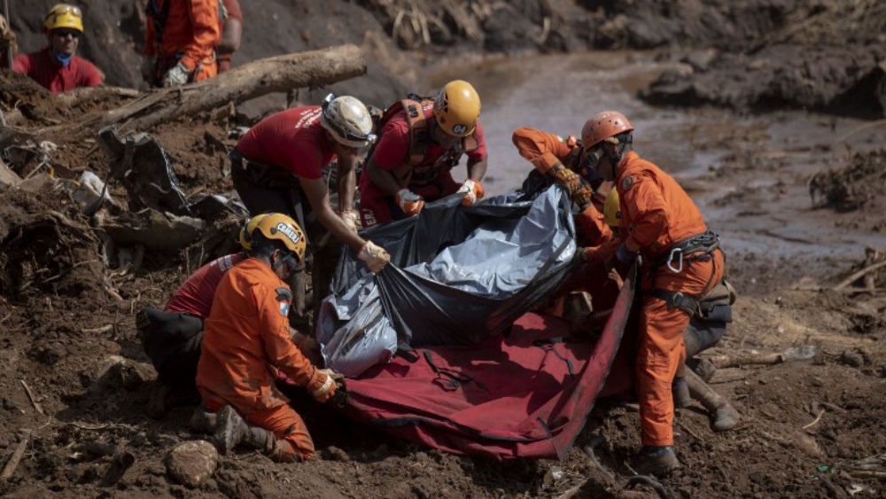 Suman 150 muertos tras ruptura de dique en Brasil