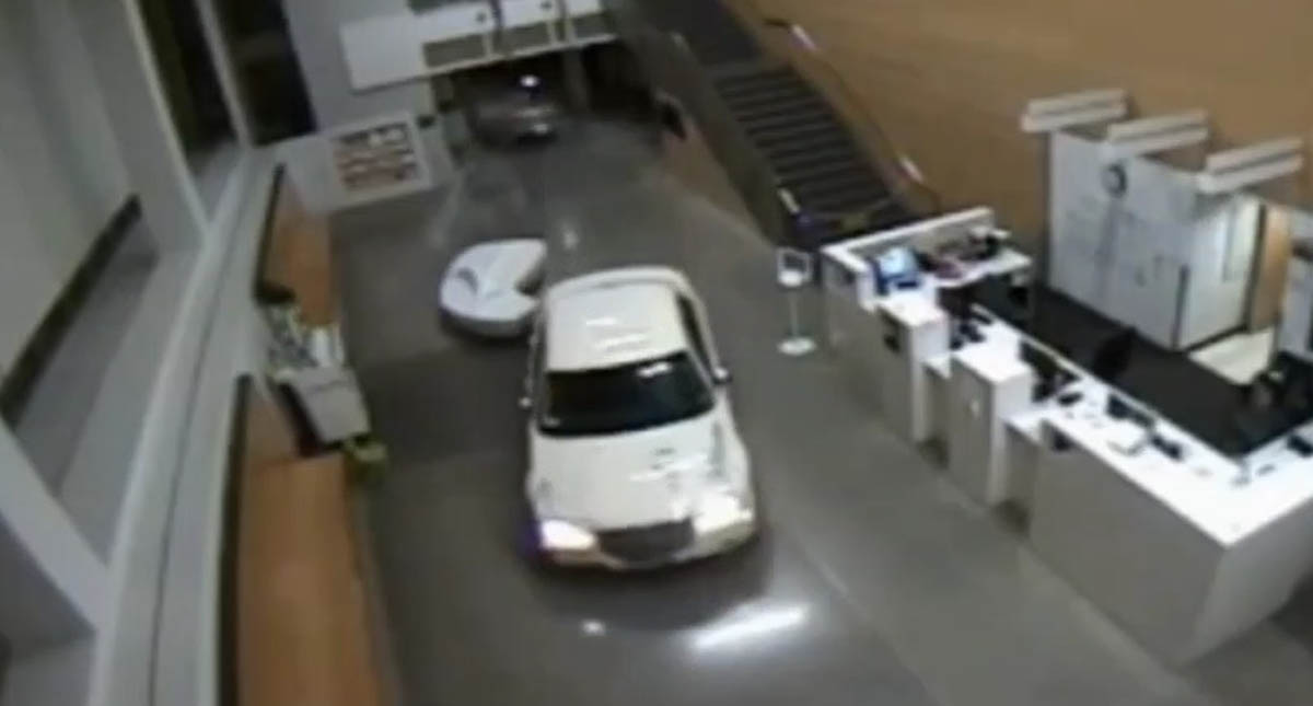 #Video Mujer choca contra estación policial con su bebé en el auto