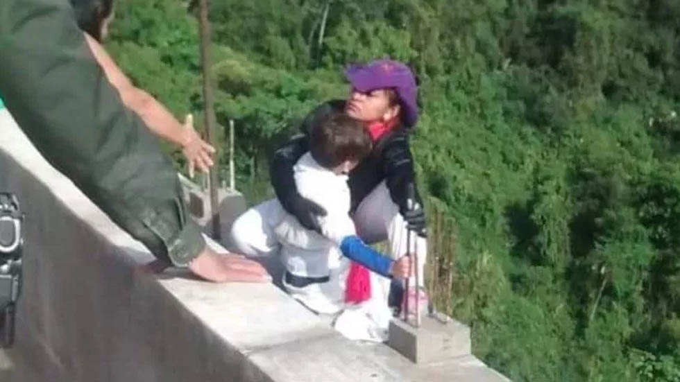 Revelan motivo de mujer que se suicidó con su hijo en Colombia