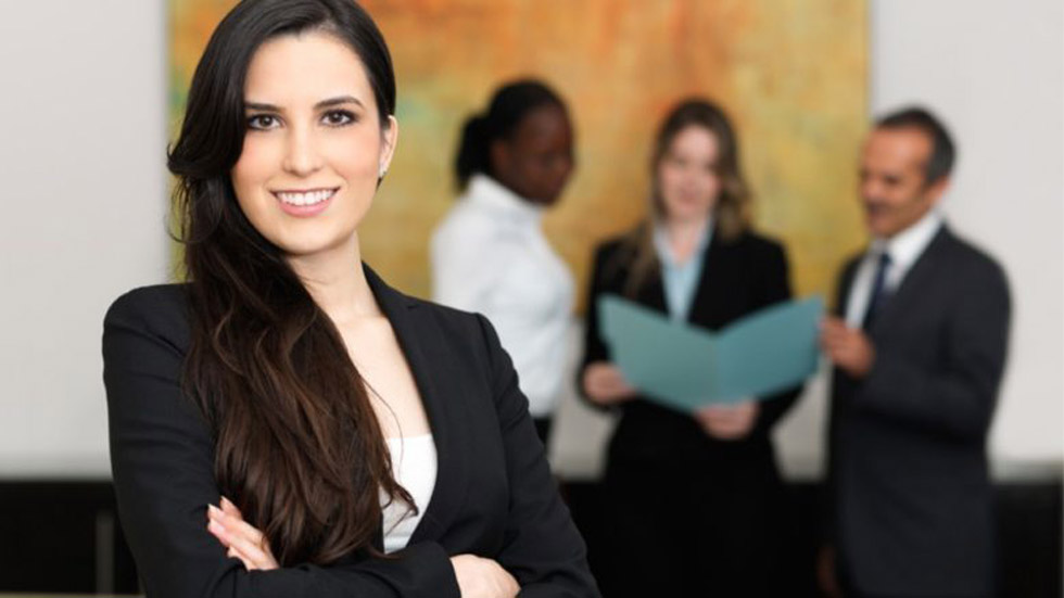 Las mujeres trabajan más tiempo que los hombres