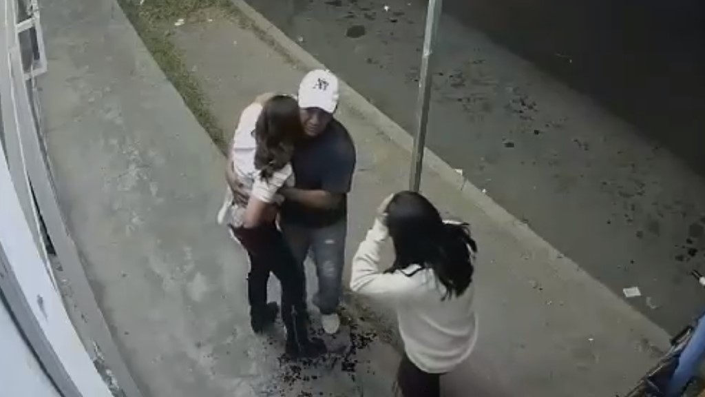 #Video Disparan a joven durante robo de auto en Ecatepec - mujer-herida-en-el-robo