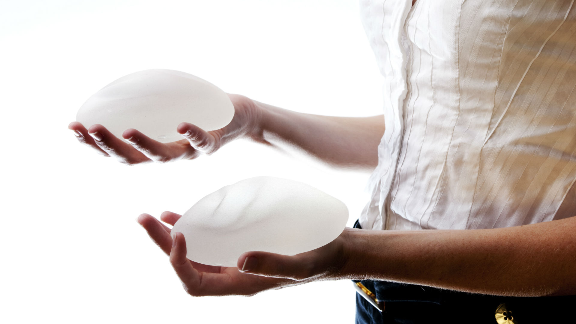 Advierten en EE.UU. relación entre implantes de seno con cáncer