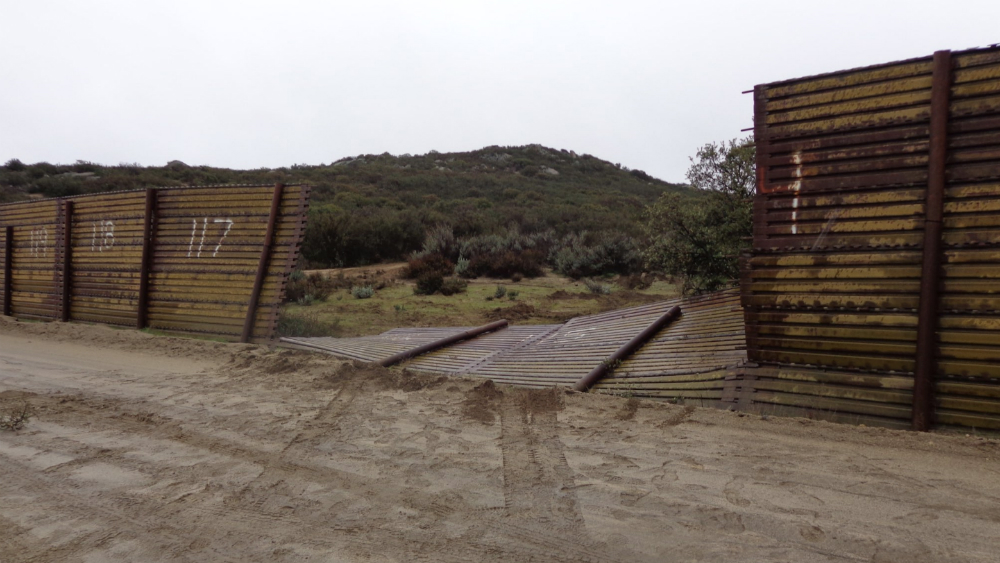 Traficante de personas tira parte del muro y choca con Patrulla Fronteriza