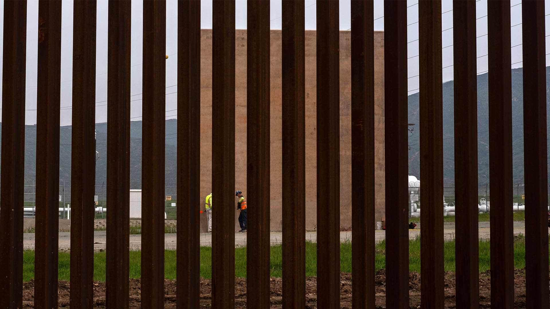 Juez impide que Trump use fondos militares para construir muro