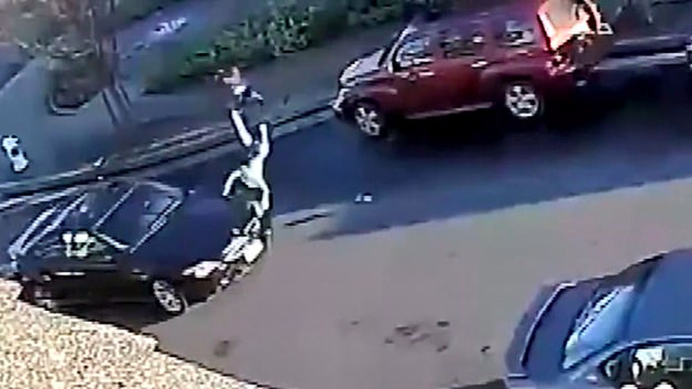 #Video Niña sale ilesa tras ser golpeada por auto en EE.UU.