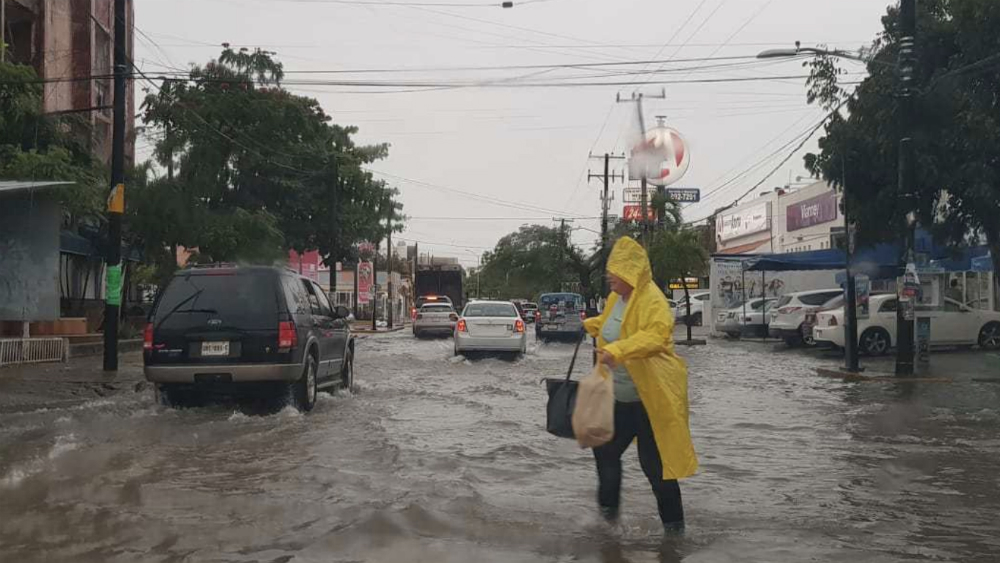 Lluvia ocasiona encharcamientos en Playa del Carmen y Cancún