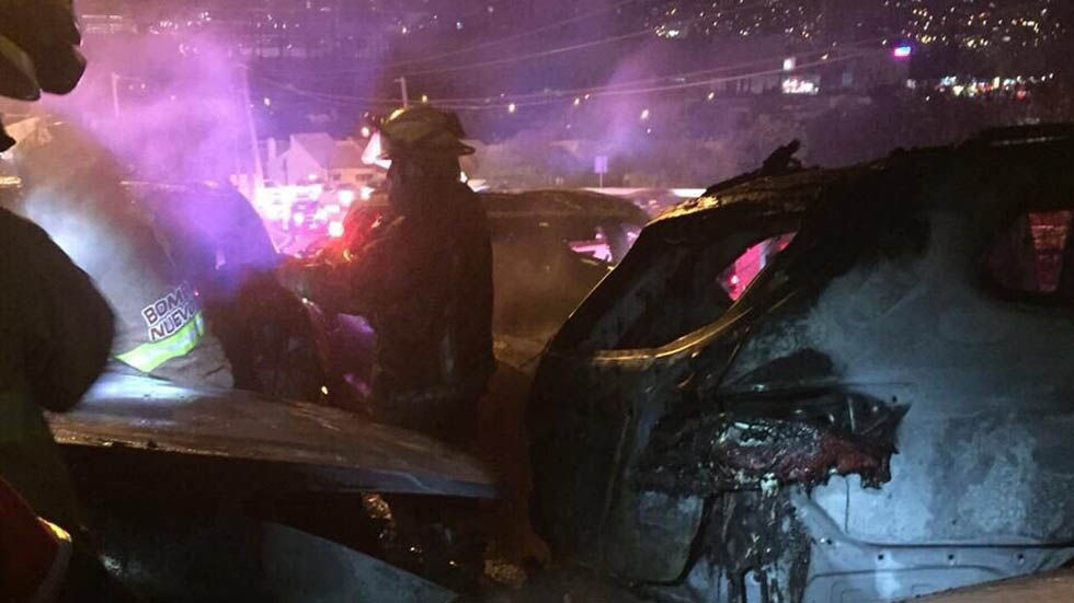 Incendio consume vehículos de agencia en San Pedro, Nuevo León Incendio consume vehículos de agencia en San Pedro, Nuevo León