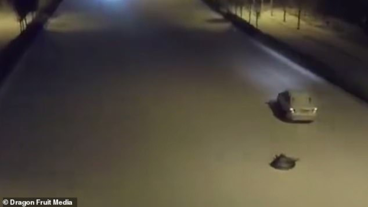 #Video Arrastra con auto a su hijo en carretera nevada de China