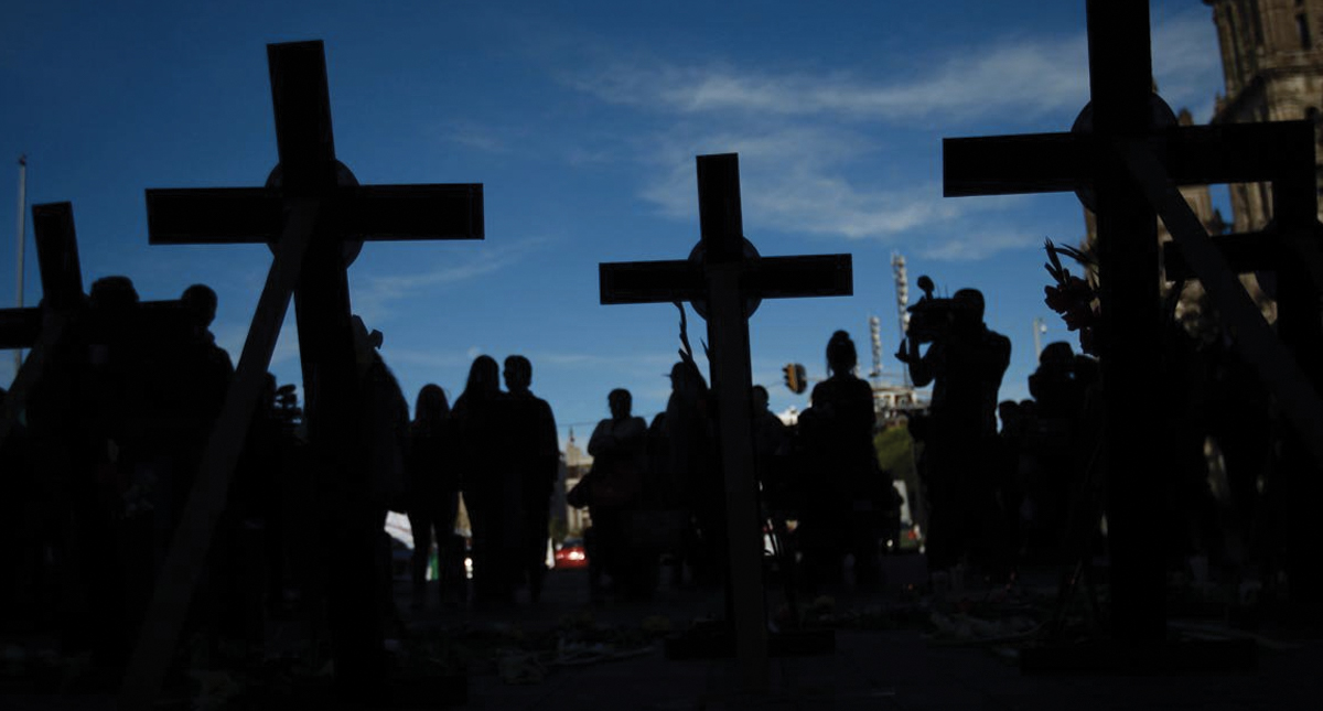 Protestan frente a Palacio Nacional por muerte de 14 activistas en la actual administración - palacio-nacional-cruces