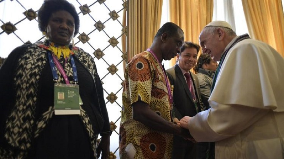 Papa Francisco se reúne con delegados de pueblos indígenas