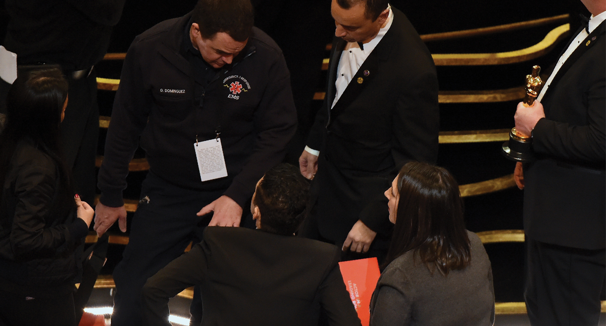 #Video Rami Malek cae del escenario en el Óscar - paramedicos-en-el-oscar