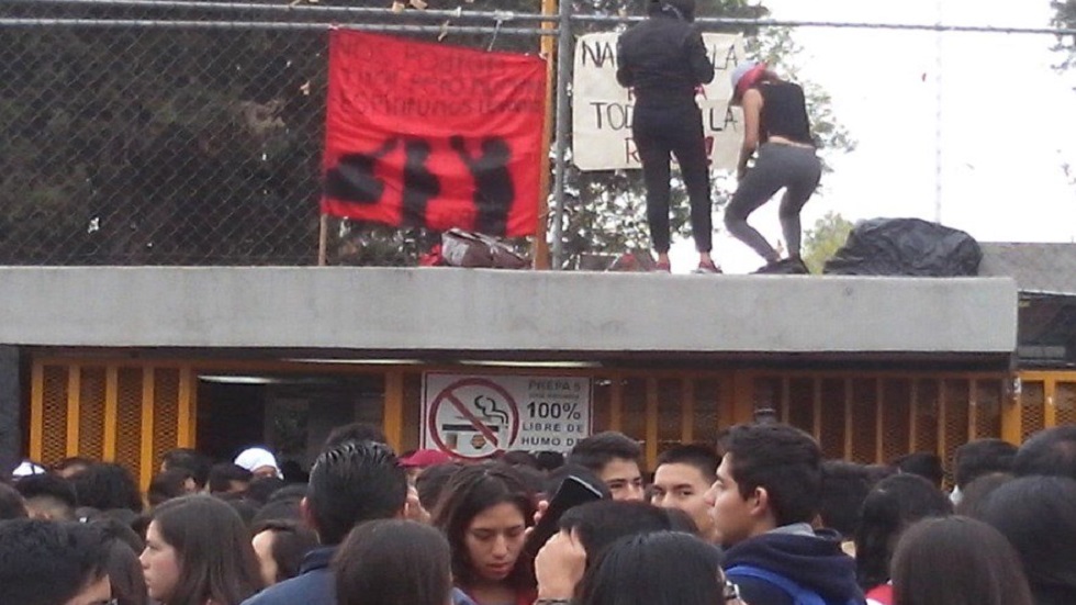 Alumnos toman Prepa 5 de la UAM e inician paro de labores