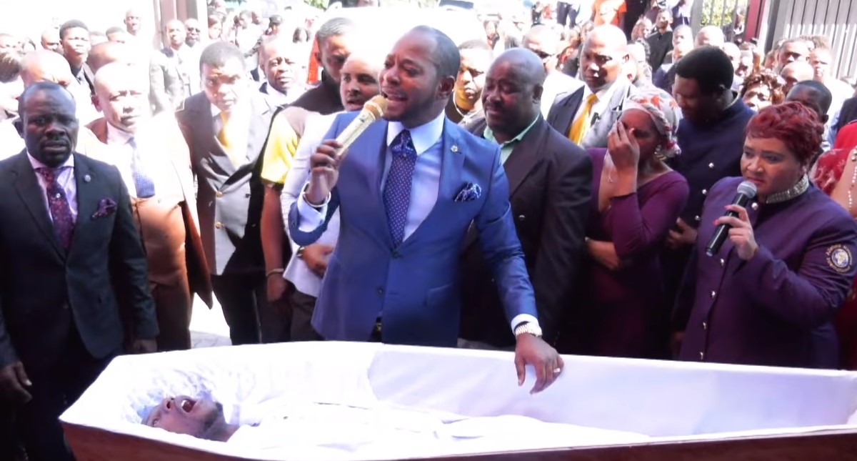 #Video Pastor atrae burlas por 'resucitar' a hombre en Sudáfrica - pastor-resucitando-a-hombre