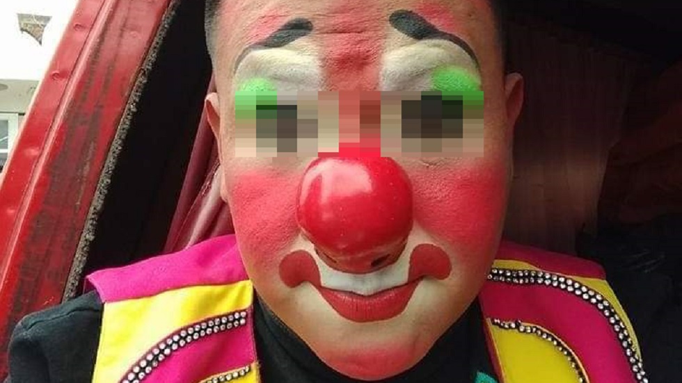 Detienen a payaso por abusar sexualmente de su hijastra