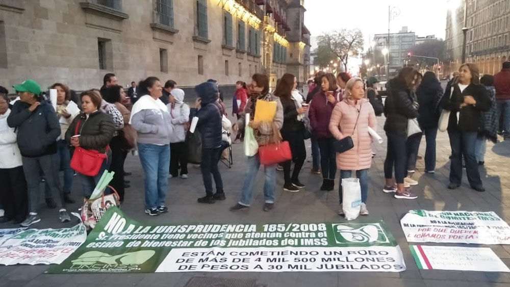 Pensionados del IMSS se manifiestan en Palacio Nacional