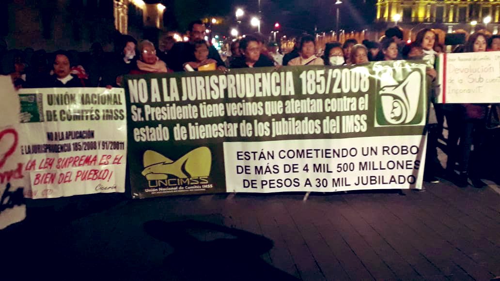Pensionados del IMSS se manifiestan en Palacio Nacional - pensionados-imss-palacio-nacional1