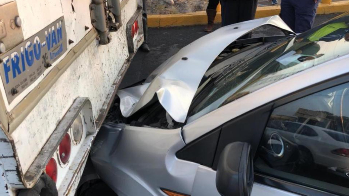 Lodo provoca carambola de 15 automóviles en Periférico Oriente