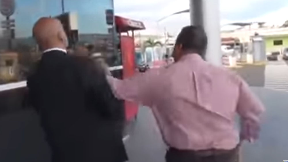 #Video Periodista hondureño agrede a representante diplomático de Guaidó