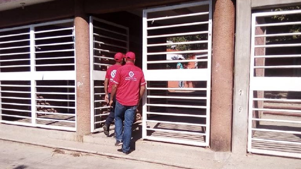 Hospitalizan a 19 alumnos de secundaria por intoxicación en Ometepec - personal-de-proteccion-civil-ingresando-a-la-secundaria