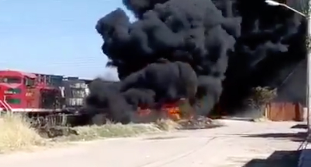 #Video Explota pipa de combustible al intentar ganar al tren en Aguascalientes
