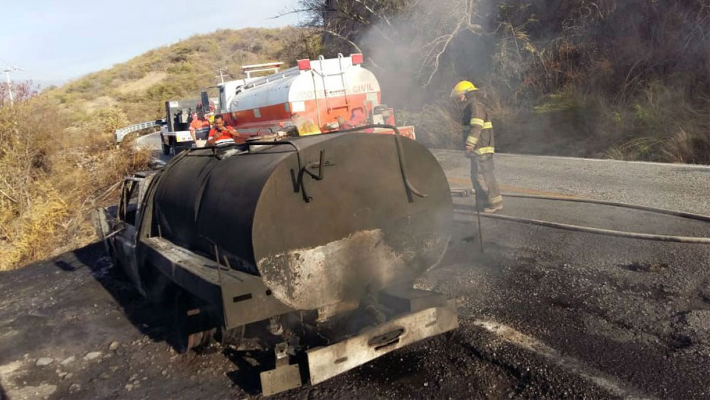 Bomberos sofocan incendio de pipa en Guerrero