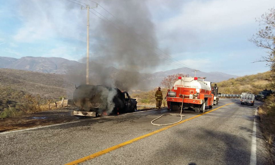 Bomberos sofocan incendio de pipa en Guerrero - pipa-iguala1