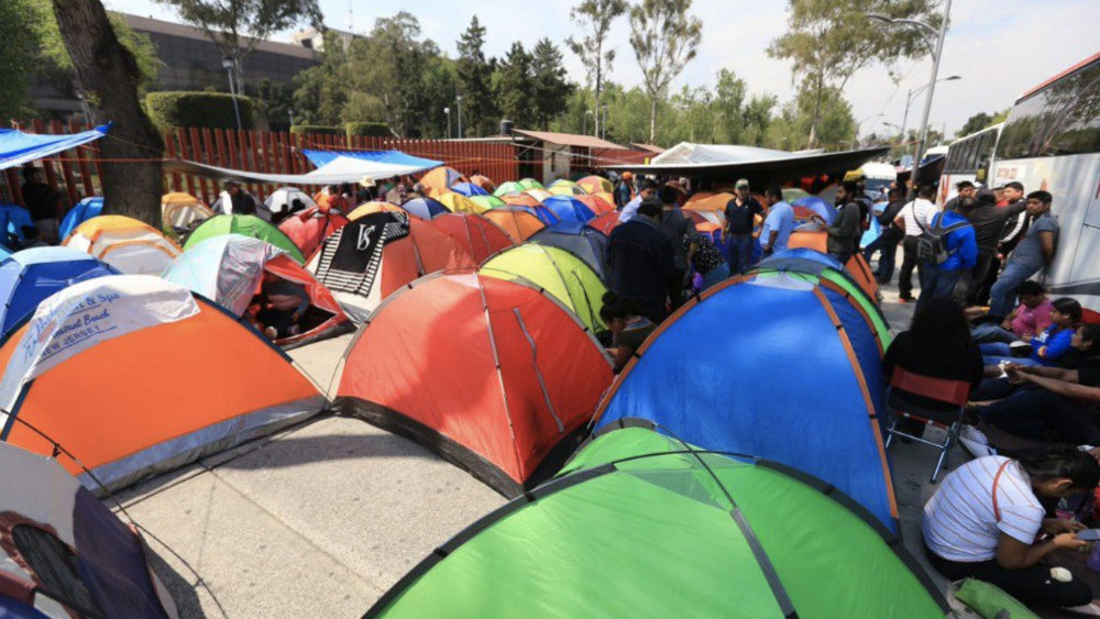 Maestros de la CNTE instalan plantón frente a San Lázaro