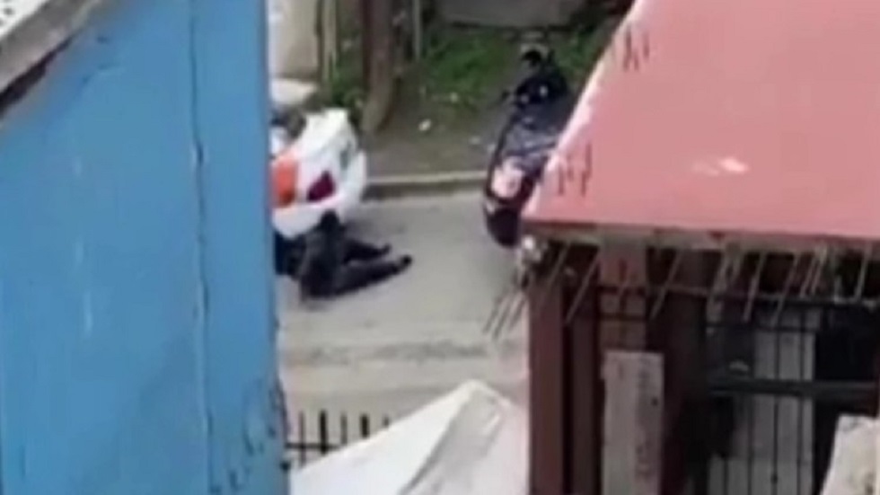 #Video Policía dispara a hombre en el piso en Tijuana