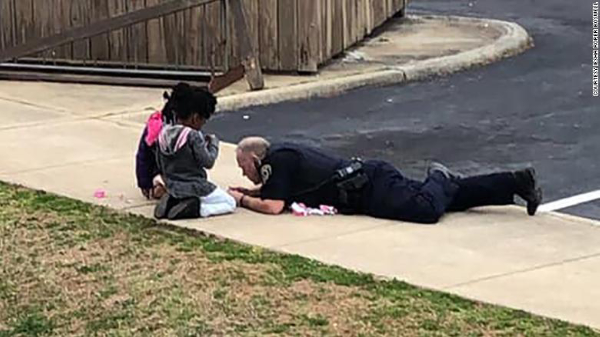 #Video Policía juega a las muñecas con niñas evacuadas por fuga de gas