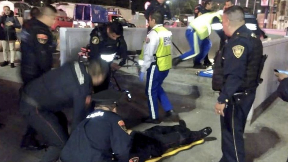 Balean a dos policías afuera del Metro La Raza