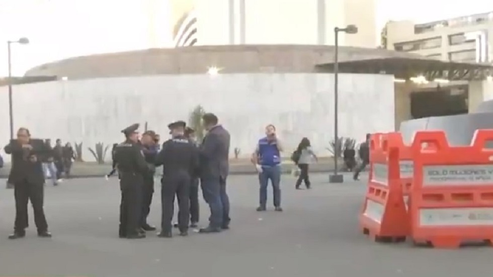 Muere hombre en la Glorieta de Insurgentes - policias-y-paramedicos-en-la-escena-de-la-muerte