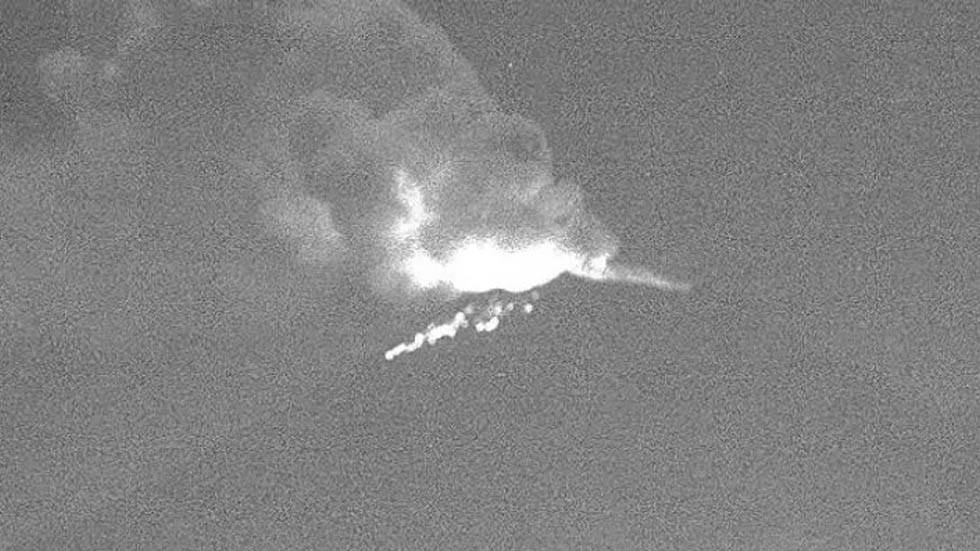 Explosión del Popocatépetl lanza material incandescente