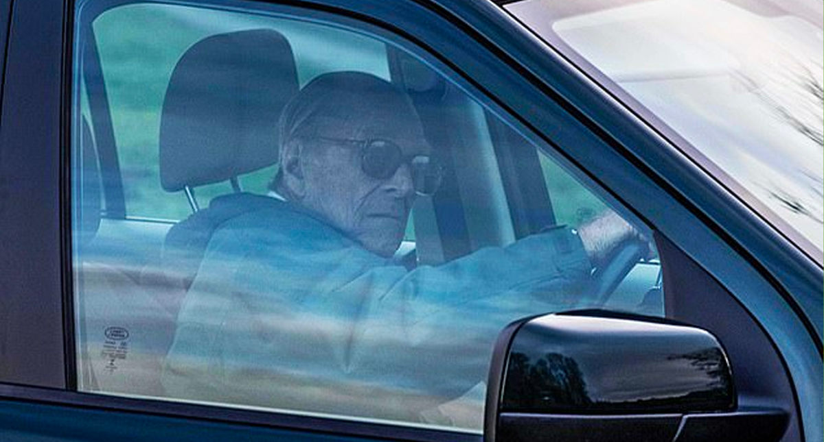 Príncipe Felipe entrega voluntariamente licencia de conducir tras accidente