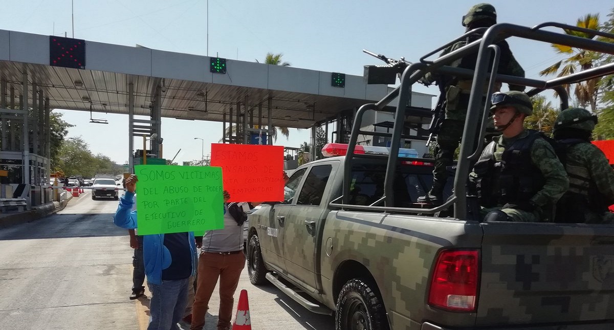 Protestas empañan llegada de AMLO a Iguala - protesta-de-policias-de-guerrer