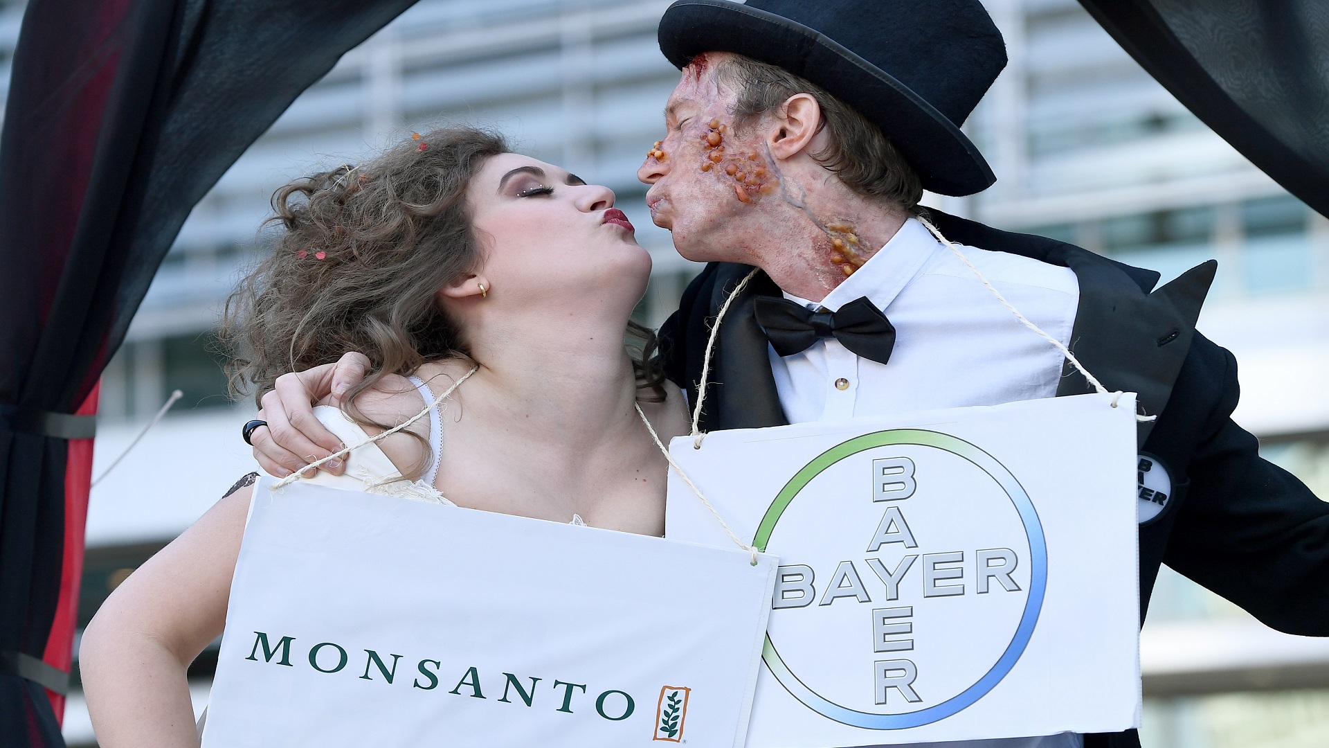 Bayer acumula 11 mil 200 demandas por herbicida cancerígeno - protesta-por-union-bayer-monsanto