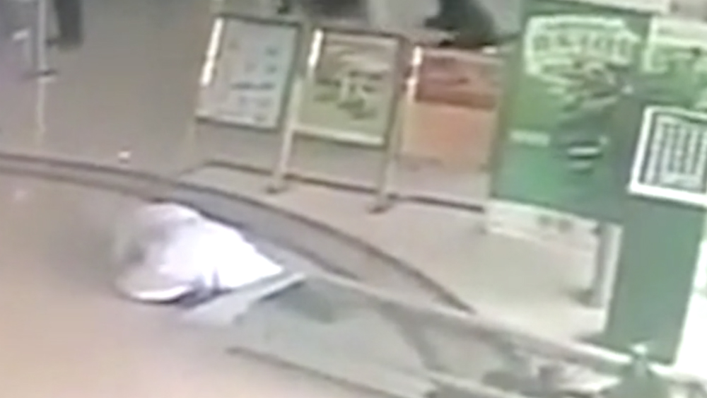 #Video Puerta de cristal de banco se derrumba sobre hombre