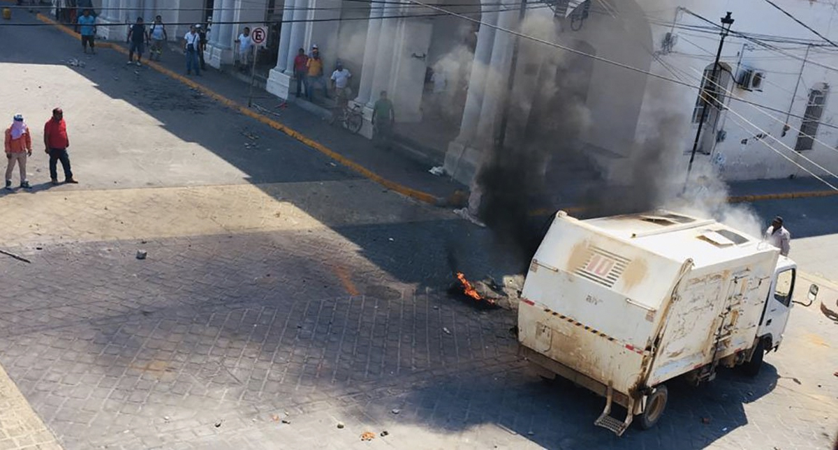 Protesta deja al menos un muerto, dos heridos y un camión quemado en Oaxaca