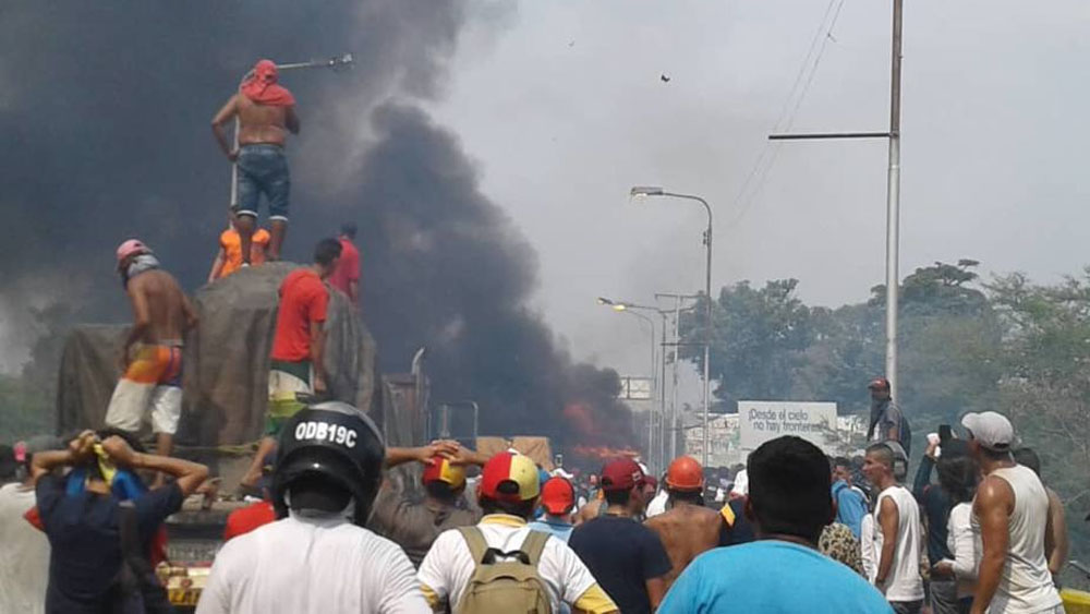 Queman camiones con ayuda humanitaria en frontera entre Venezuela y Colombia