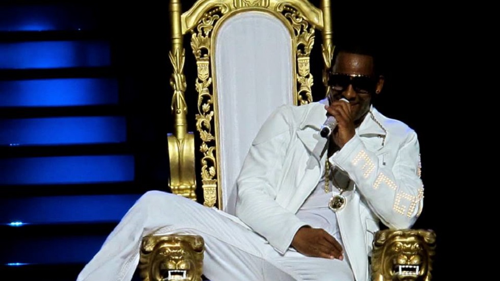 Acusan al cantante R. Kelly de 10 cargos de abuso sexual