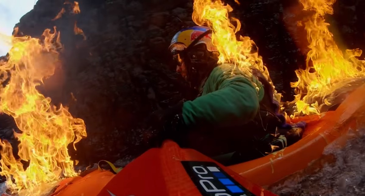#Video Kayakista se prende fuego para lanzarse de cataratas