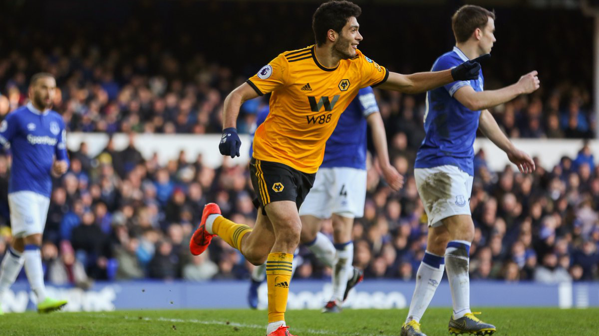 #Video Raúl Jiménez regala su camiseta a niño