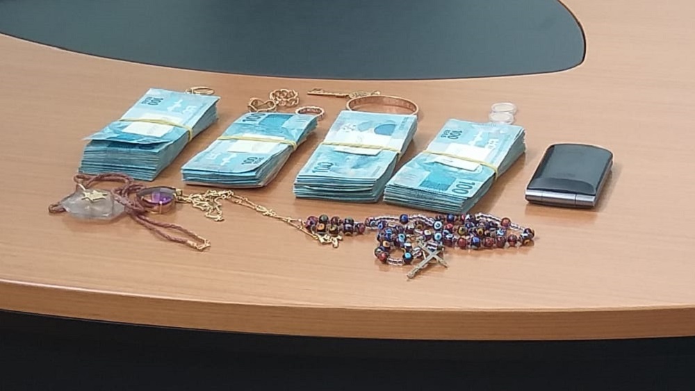 Detienen a exlíder del Cártel de Juárez en Brasil - reales-joyas-y-celulares-decomisados