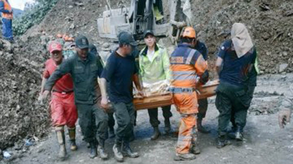 Deslizamientos de tierra dejan 14 muertos en Bolivia - recuperacion-de-cadaver-en-caravani