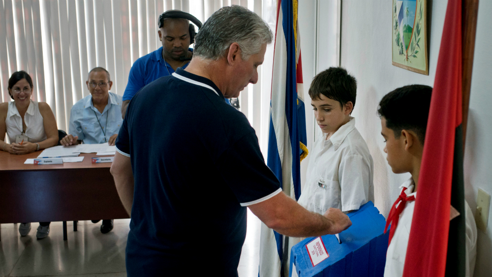 Cubanos aprueban por amplia mayoría nueva Constitución que apuntala socialismo