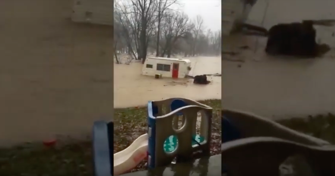 #Video Lluvia arrastra remolque en Indiana