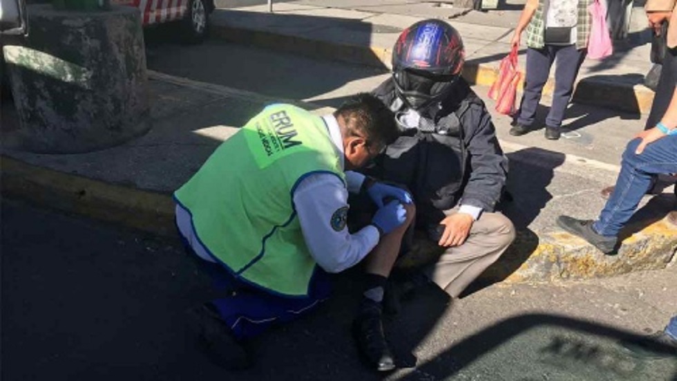 Ambulancia embiste a reporteros que cubrían accidente en Eje Central - reportero-embestido